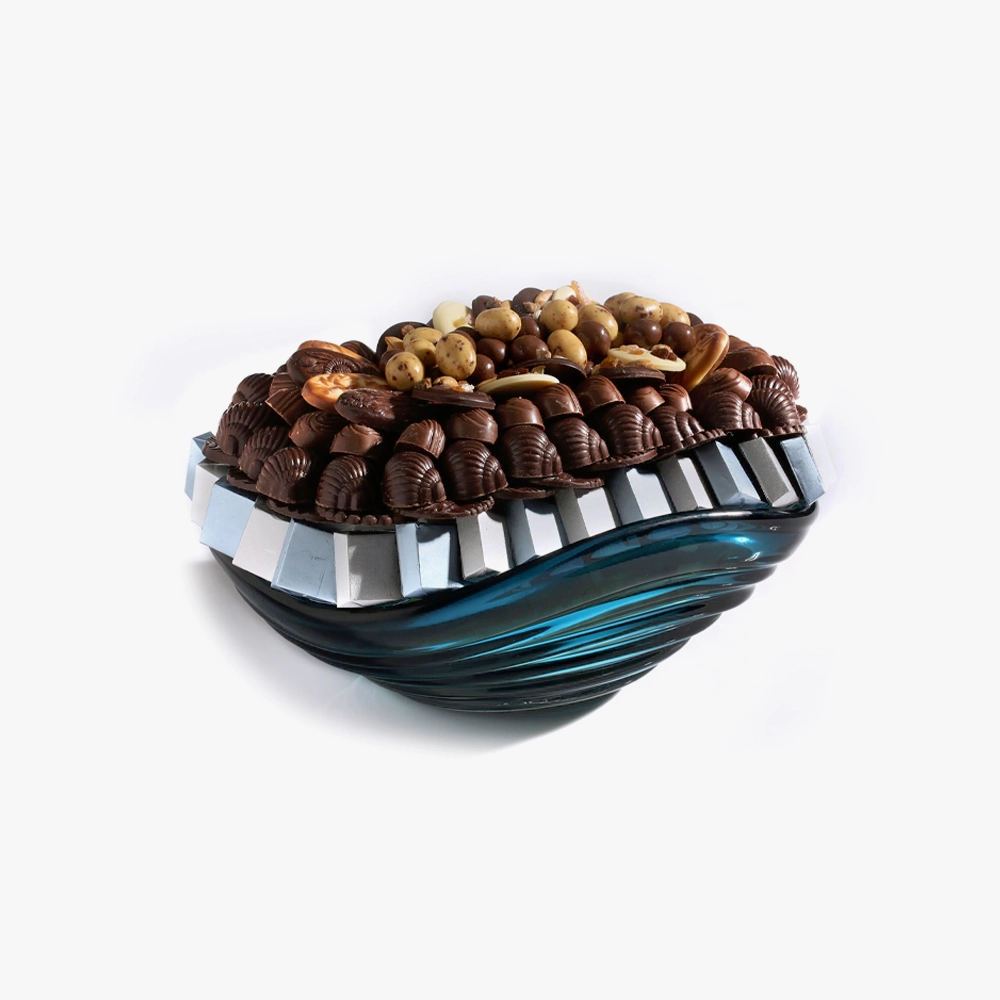 Diadème Splendide coupe en verre garnie d'un assortiment de 1500g de chocolats 3 Diadème – Image 3