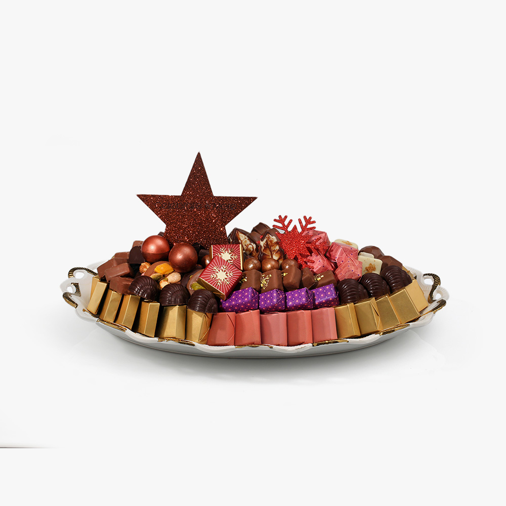 ELLIPSE Élégante porcelaine dont les contours entrelacés brillent d’accents dorés contenant un assortiment de 1200g de chocolats 1 ELLIPSE