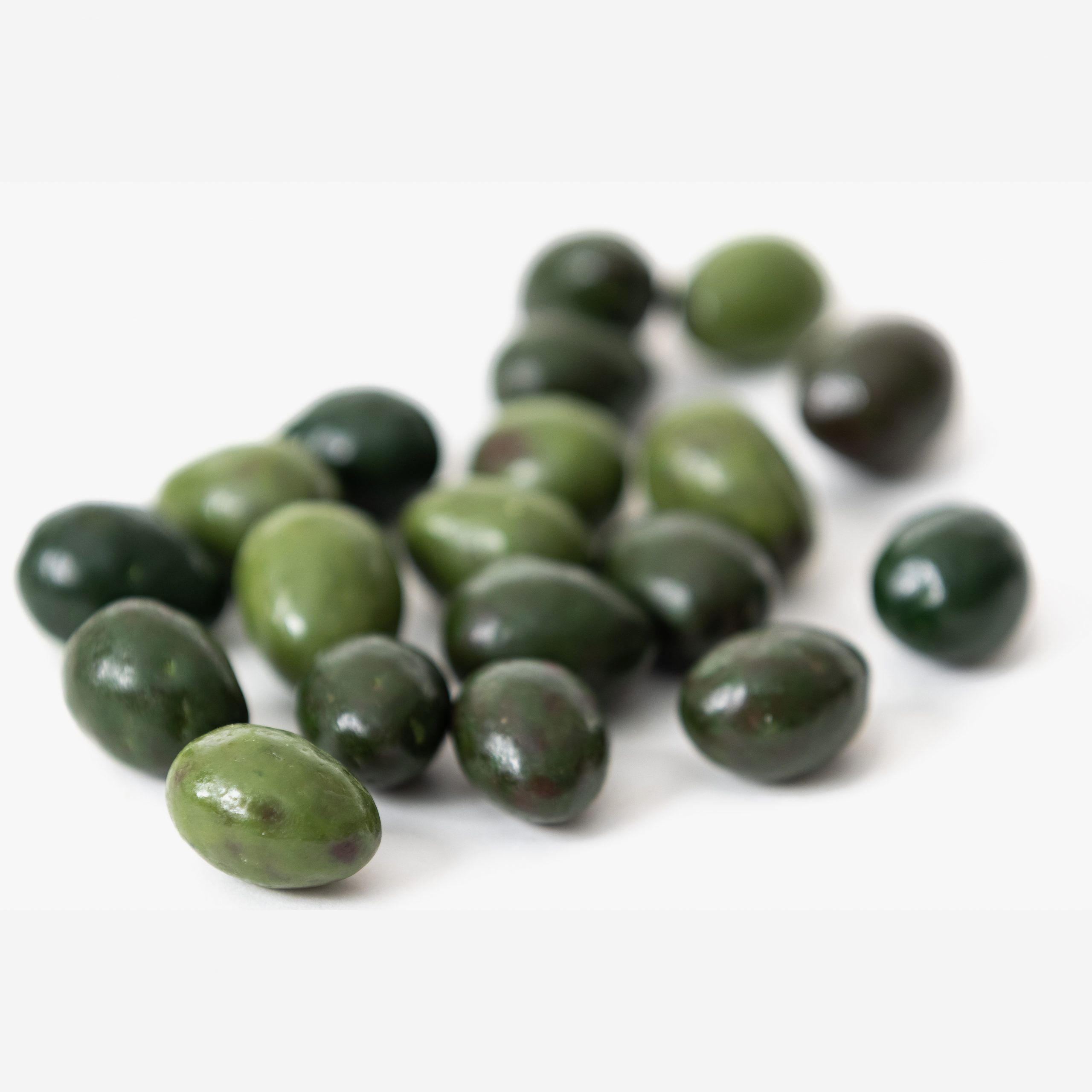 Olivette Pot de 200g. L’olive, symbole de la Provence, a donné naissance à l’olivette en chocolat pour la confiserie. Il s'agit d'amandes torréfiées enrobées de chocolat noir et d'une fine couche de chocolat blanc. 3 Olivette – Image 3