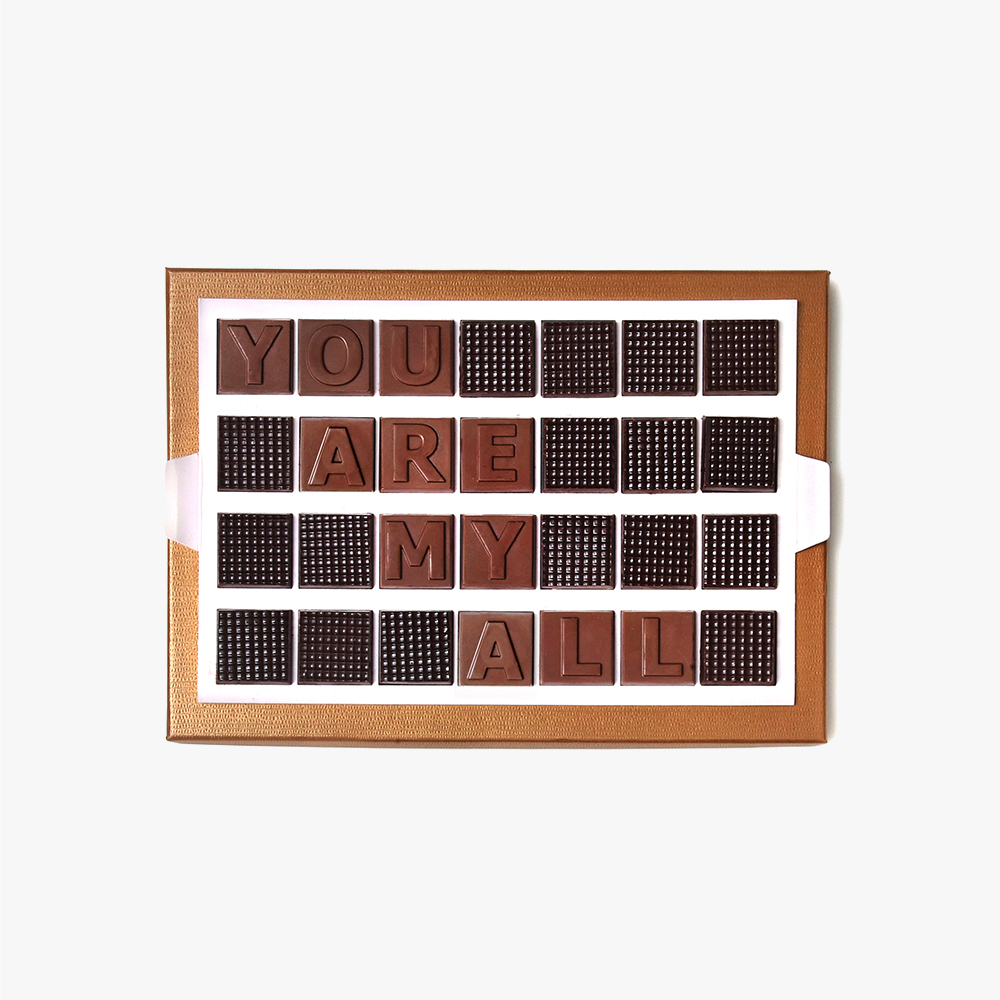You Are My All Notre toute dernière création, un coffret Prestige Massimo Composée de deux niveaux, le premier niveau offre une sélection exquise de sept rangées de saveurs. Tandis que le niveau supérieur réserve une surprise spéciale avec un message personnalisé, quatre lignes de sept caractères chacune, pour ajouter une touche personnelle à chaque dégustation. Au total,<strong> 680g</strong> de plaisir chocolaté vous attendent dans cette boîte originale et gourmande. <strong>IMPORTANT : Produit fabriqué sur commande.</strong> Ce produit nécessite un délai de préparation. Merci de prévoir jusqu’à <strong>72h</strong> avant la livraison. 1 You Are My All