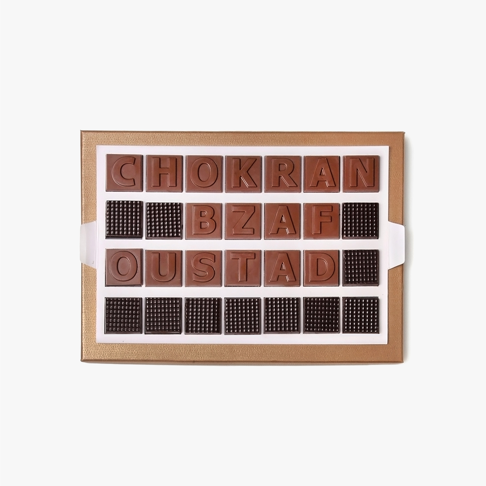 Chokran bzaf oustad Notre toute dernière création, un coffret Prestige Massimo Composée de deux niveaux, le premier niveau offre une sélection exquise de sept rangées de saveurs. Tandis que le niveau supérieur réserve une surprise spéciale avec un message personnalisé, quatre lignes de sept caractères chacune, pour ajouter une touche personnelle à chaque dégustation. Au total,<strong> 680g</strong> de plaisir chocolaté vous attendent dans cette boîte originale et gourmande. <strong>IMPORTANT : Produit fabriqué sur commande.</strong> Ce produit nécessite un délai de préparation. Merci de prévoir jusqu’à <strong>72h</strong> avant la livraison. 1 Chokran bzaf oustad