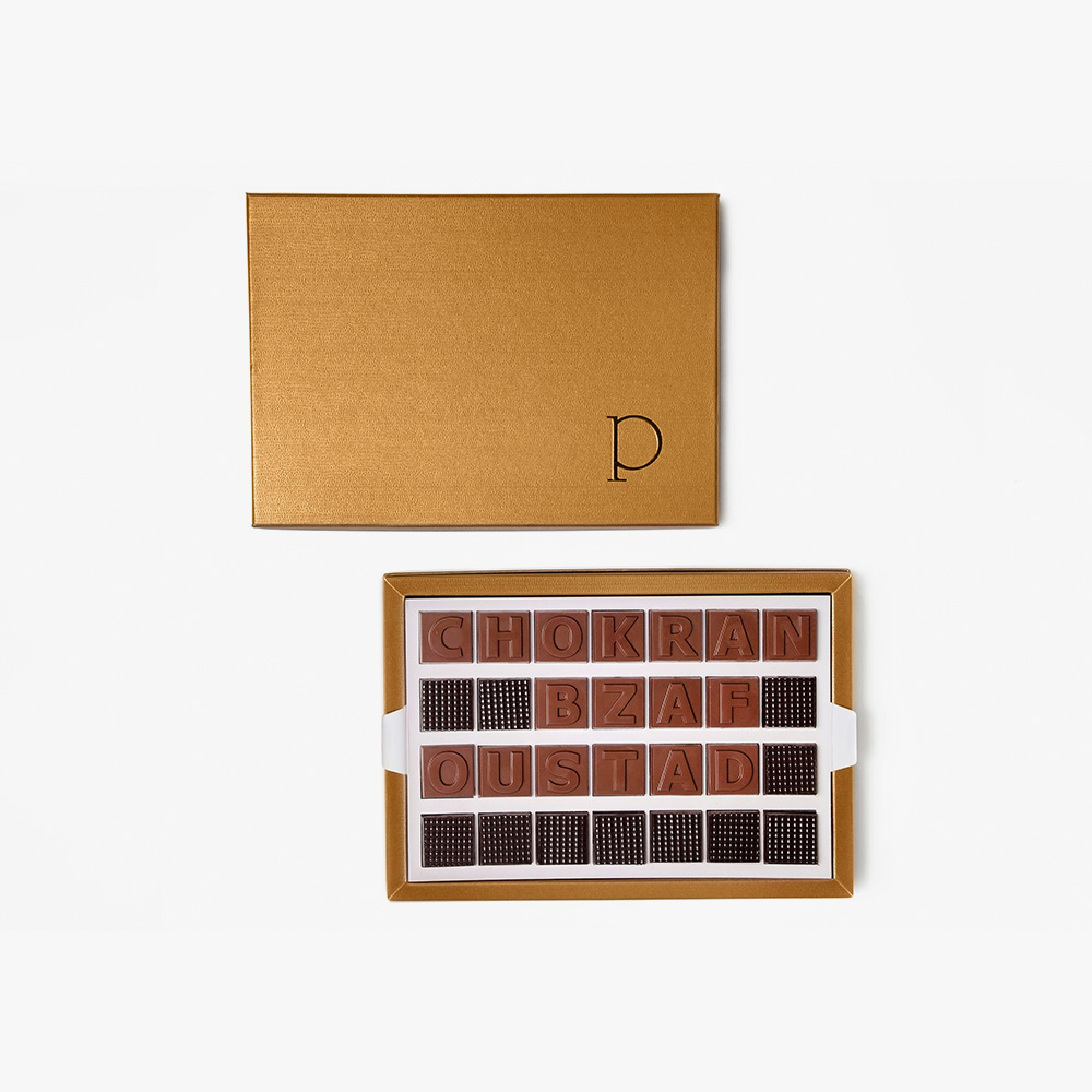 Chokran bzaf oustad Notre toute dernière création, un coffret Prestige Massimo Composée de deux niveaux, le premier niveau offre une sélection exquise de sept rangées de saveurs. Tandis que le niveau supérieur réserve une surprise spéciale avec un message personnalisé, quatre lignes de sept caractères chacune, pour ajouter une touche personnelle à chaque dégustation. Au total,<strong> 680g</strong> de plaisir chocolaté vous attendent dans cette boîte originale et gourmande. <strong>IMPORTANT : Produit fabriqué sur commande.</strong> Ce produit nécessite un délai de préparation. Merci de prévoir jusqu’à <strong>72h</strong> avant la livraison. 2 Chokran bzaf oustad – Image 2