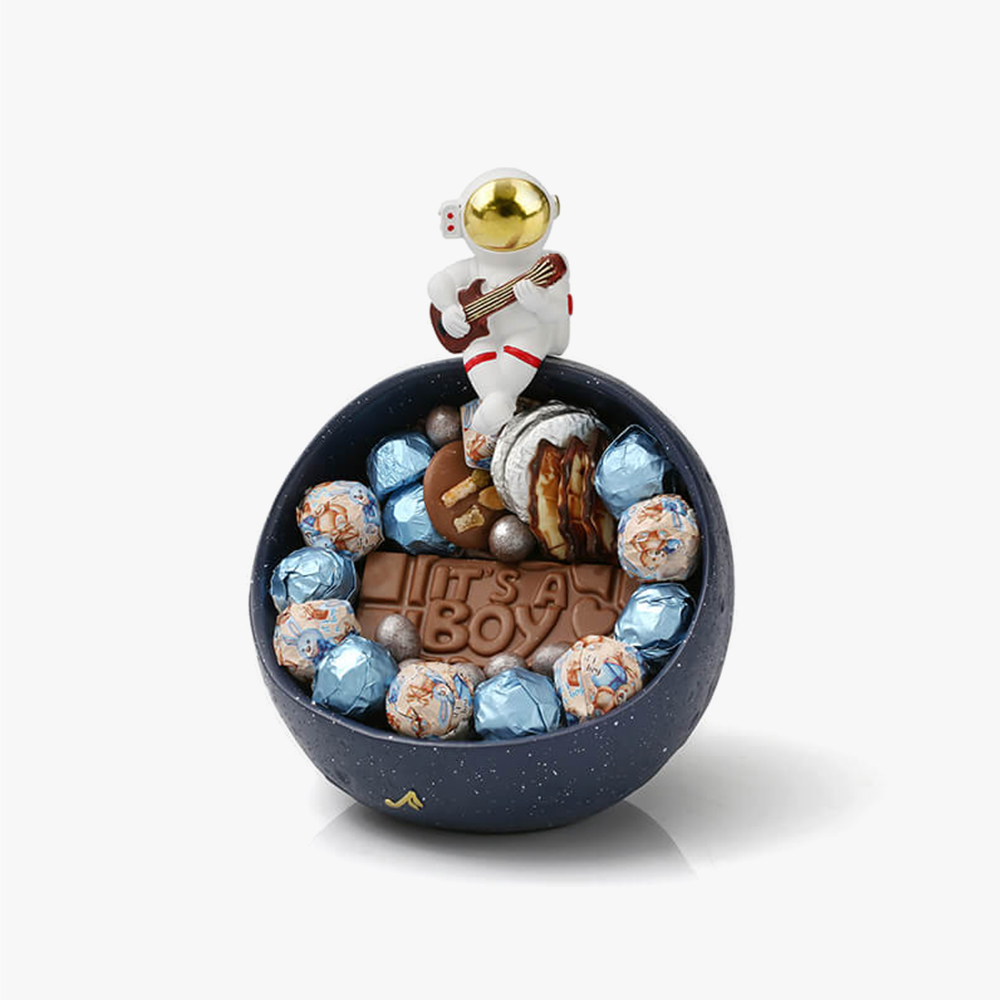 Solo Birthday Faites voyager vos papilles dans l'espace avec cette douceur gourmande. Cette création unique est garnie d'un assortiment de 400g de chocolats et est parfaite pour les baptêmes et anniversaires. 3 Solo Birthday – Image 3