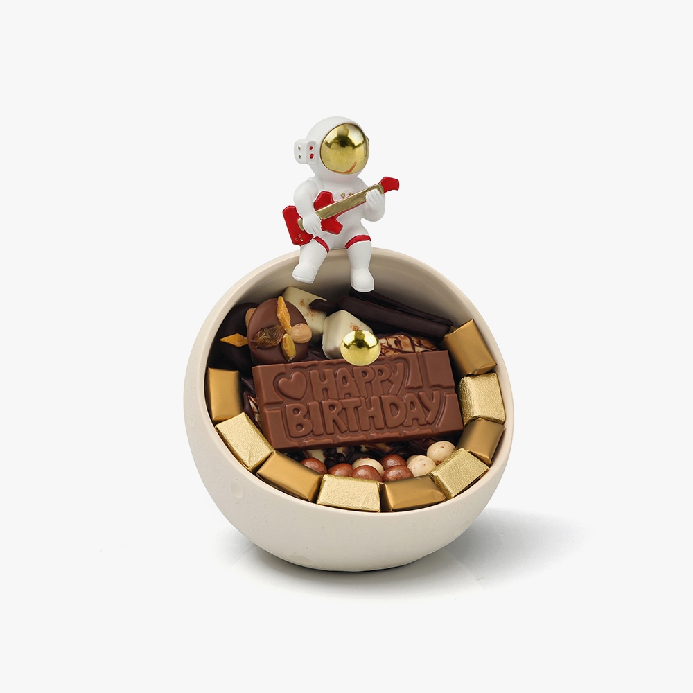 Solo Birthday Faites voyager vos papilles dans l'espace avec cette douceur gourmande. Cette création unique est garnie d'un assortiment de 400g de chocolats et est parfaite pour les baptêmes et anniversaires. 1 Solo Birthday