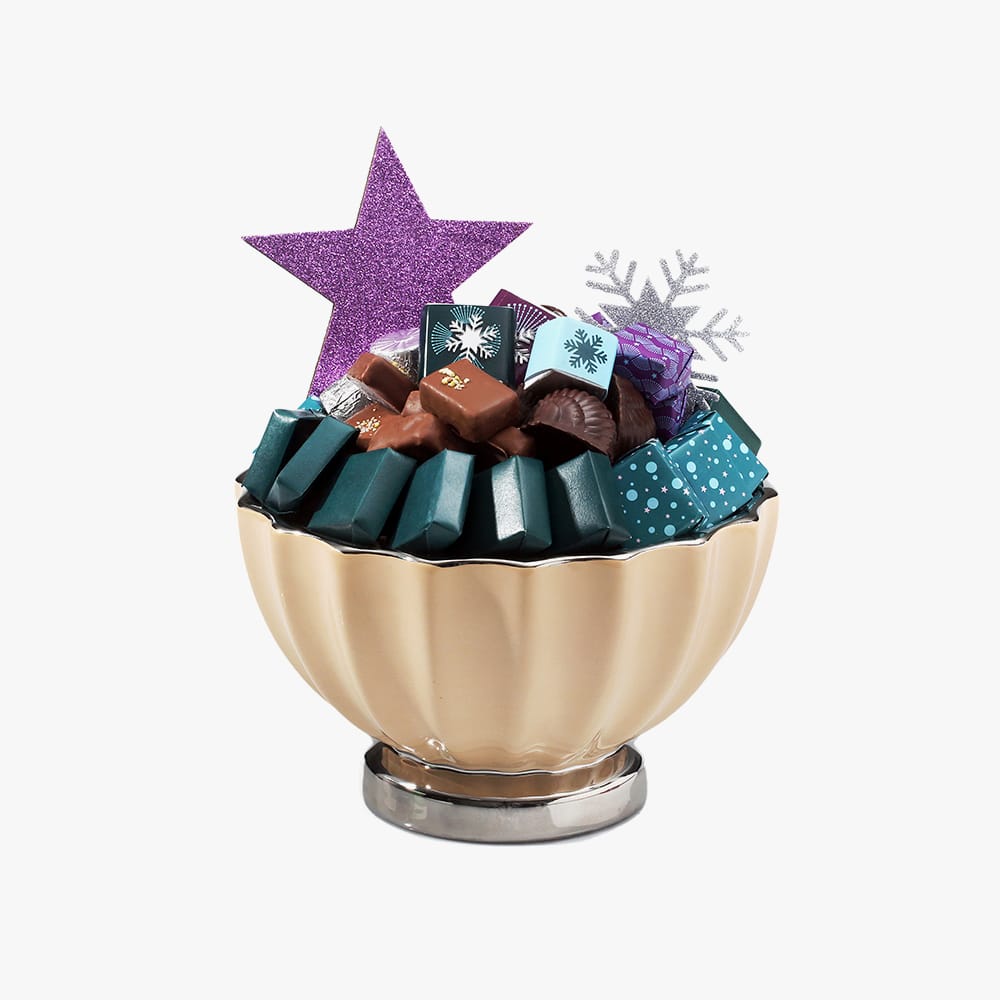 WARDA Cette coupe en céramique aux courbes florales sur pied argenté contient un assortiment de 650g de chocolats 1 WARDA
