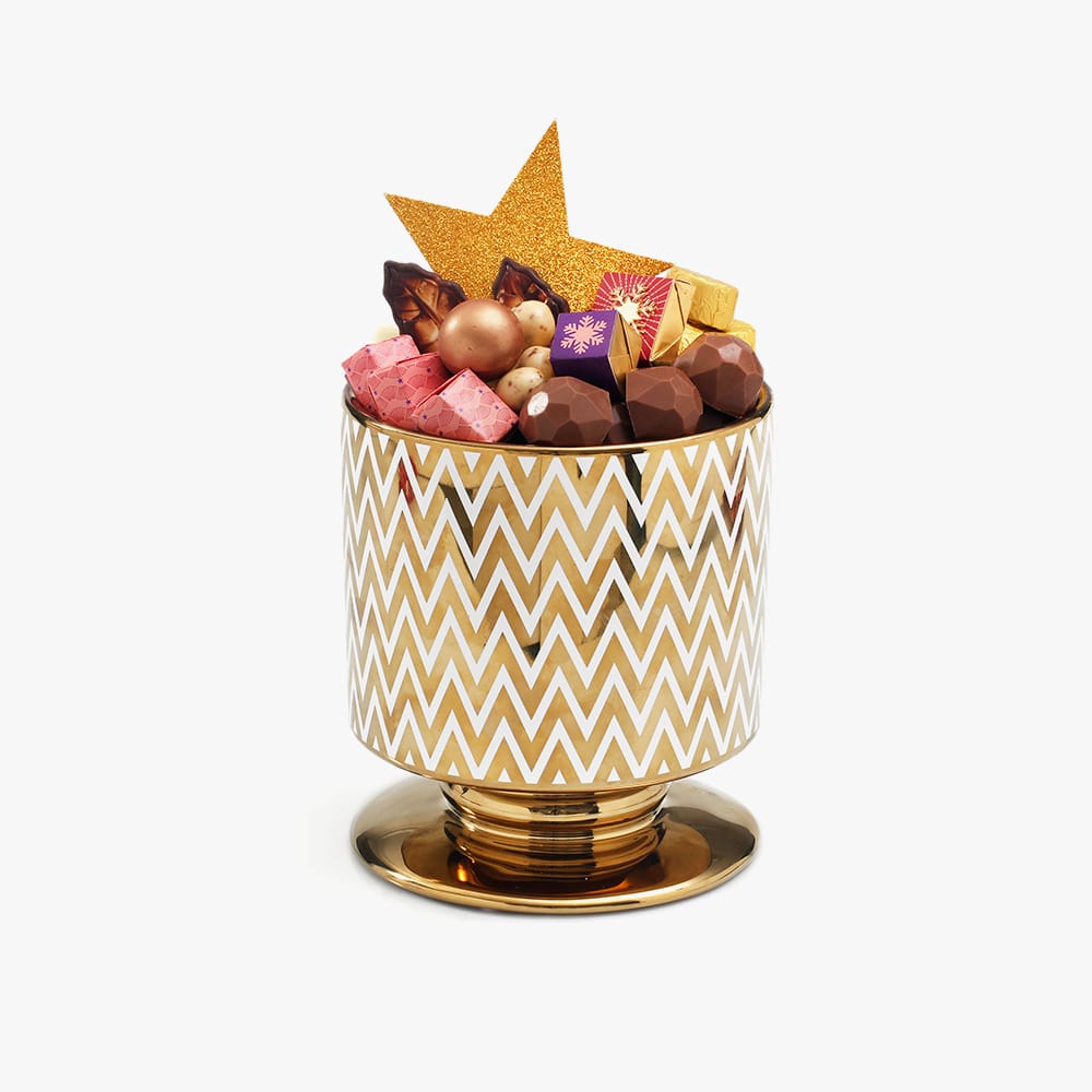 ZIGZAG Coupe au design ondulé dont la finition dorée captent la lumière avec majesté contient un assortiment de 500g de chocolats 1 ZIGZAG